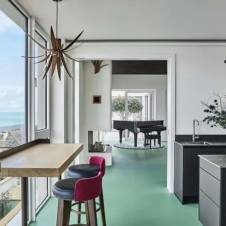 Expansive Six Bedroom With Uninterrupted Views Over Ardmore Bay Below * Ardmore (Waterford)